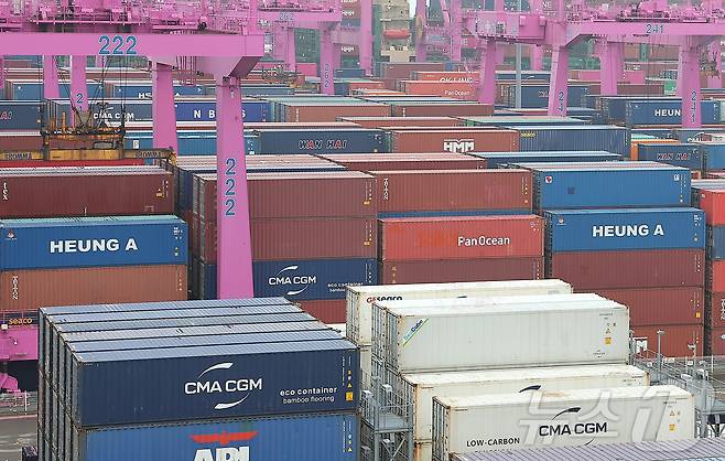 16일 인천시 연수구 인천신항에서 컨테이너 상·하역 작업이 이뤄지고 있다. 2025.5.16/뉴스1 ⓒ News1 김진환 기자