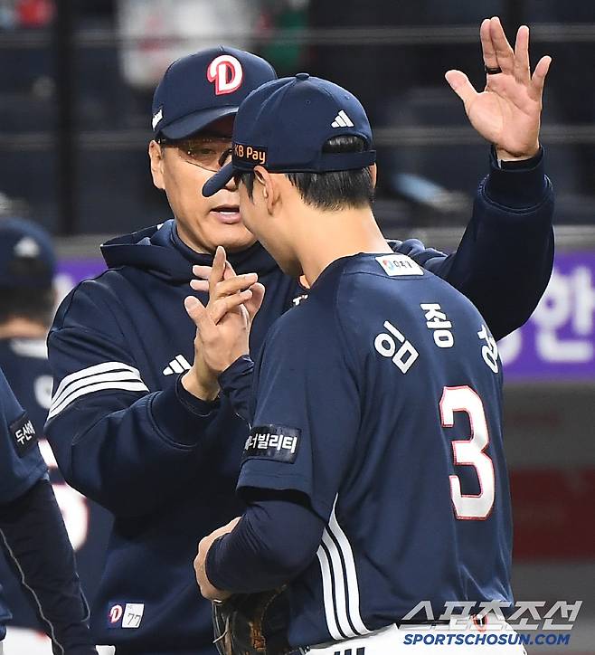 13일 대전 한화생명볼파크에서 열린 두산-한화전. 두산이 연장 11회 승부끝에 4대3으로 승리했다. 11회초 결승타를 친 임종성이 이승엽 감독의 환영을 받고 있다. 대전=정재근 기자 cjg@sportschosun.com/2025..5.13/