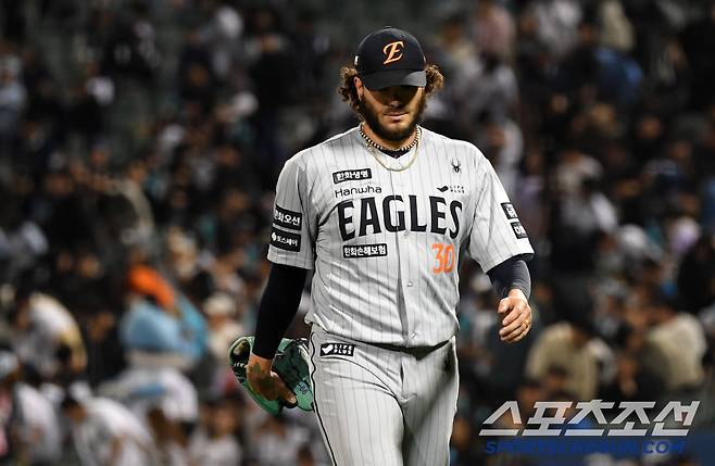 22일 울산 NC전에 등판한 폰세. 5이닝 2실점하고 교체됐다. 폰세는 22일 현재 다승, 평균자책점, 탈삼진 1위다. 울산=박재만 기자