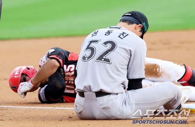 김도영이 적시타를 치고 3루로 뛰다 권동진과 충돌해 고통스러워 하고 있다.