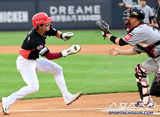 송구를 받으려는 장성우, 슬라이딩할 타이밍을 잡지 못한 박찬호