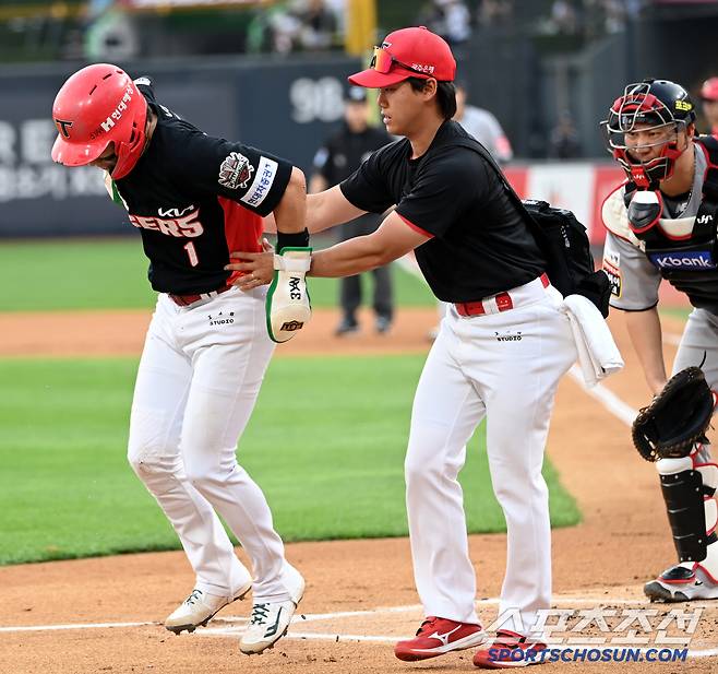 아픈 다리를 절룩이며 더그아웃으로 향하는 박찬호
