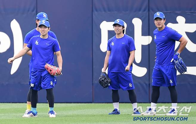 외야 수비훈련을 하고 있는 김지찬, 김성윤, 이성규, 박승규.
