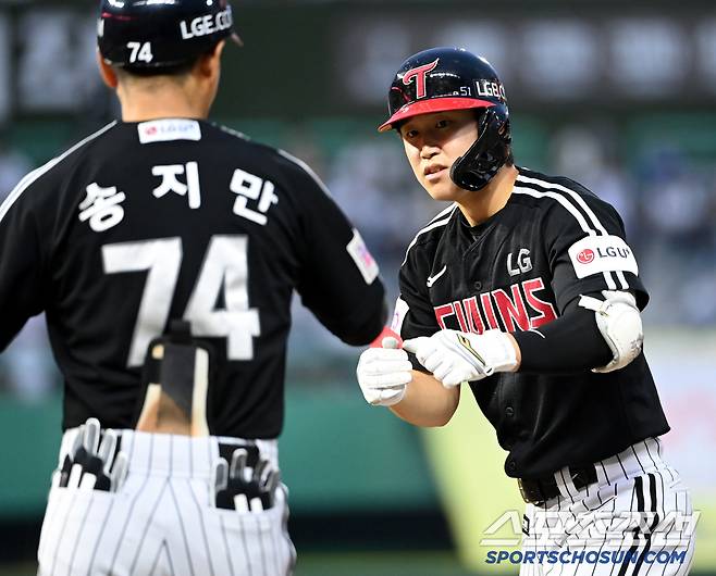 23일 인천SSG랜더스필드에서 열린 LG와 SSG의 경기, 4회초 LG 구본혁이 안타를 치고 기쁨을 나누고 있다. 인천=허상욱 기자wook@sportschosun.com/2025.05.23/
