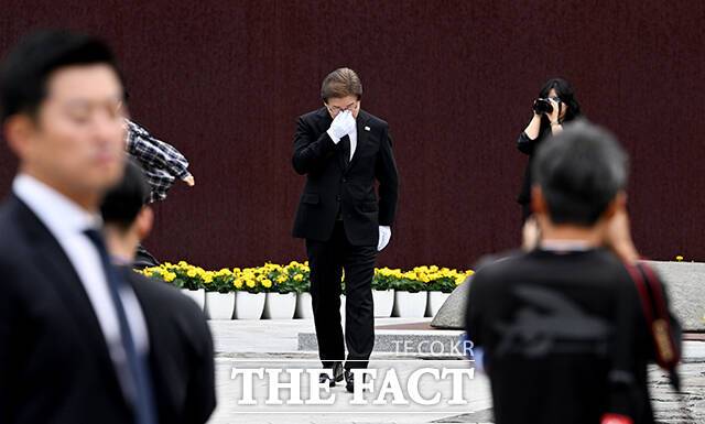 눈물 흘리는 이재명 후보.