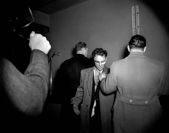 1941년 1월 16일: '5번가 전투'에서 사업가와 경찰관을 살해한 혐의로 기소된 총격범 앤서니 에스포지토(가운데). 위지 촬영