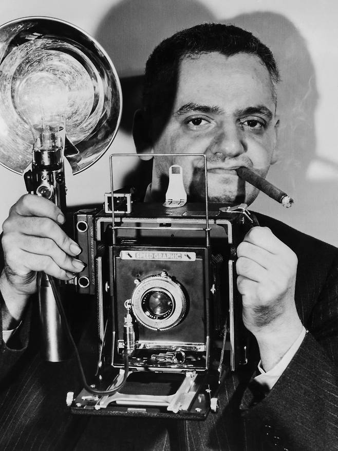 위지가 사용했던 스피드그래픽스는 무겁고 큰 카메라였다. 당시 신문 사진의 인쇄를 위해서는 35mm 카메라의 15배 크기인 대형 카메라 필름 화질이 필요해서 였다.