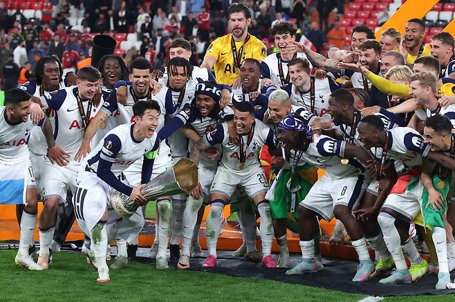 태극기를 허리춤에 두른 토트넘 홋스퍼 주장 손흥민(가운데)이 22일 스페인 빌바오 산 마메스 스타디움에서 2024-2025시즌 UEFA 유로파 리그 우승 트로피를 들어올리며 선수들과 함께 환호하고 있다. 프로 데뷔 후 15년간 이어온 ‘무관(無冠)’의 설움도 끝냈다./AFP 연합뉴스