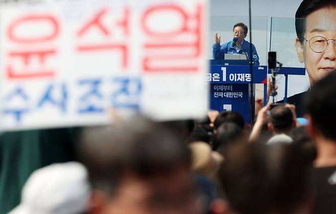 이재명 더불어민주당 대선 후보가 지난 21일 인천광역시 부평역 북광장에서 열린 집중유세에서 인천 시민들에게 지지를 호소하고 있다. ⓒ연합뉴스