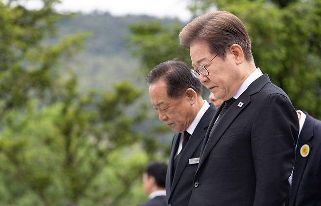 이재명 더불어민주당 대선후보가 23일 경남 김해시 진영읍 봉하마을에서 노무현 전 대통령 묘역을 참배하고 있다. 공동취재