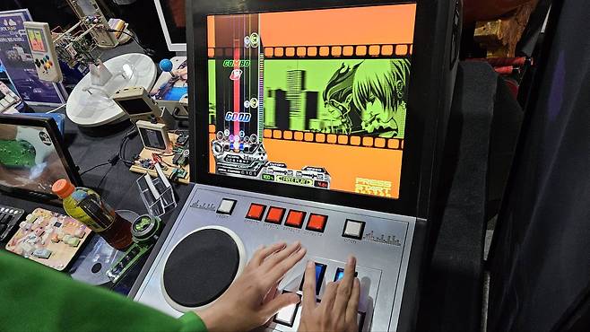 아케이드 게임기를 직접 이식한 컨트롤러