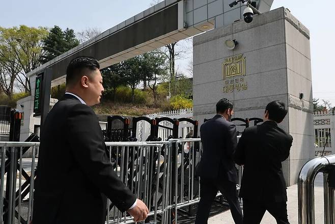 대통령실 압수수색을 시도중인 경찰 비상계엄 특별수사단이 16일 서울 용산 대통령실 청사 민원실 출입구로 들어서고 있다. 대통령실사진기자단