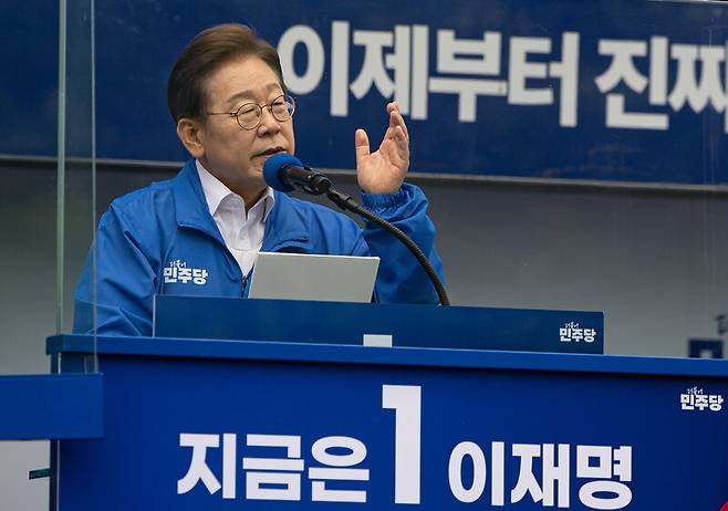 이재명 더불어민주당 대통령 후보가 22일 경남 양산워터파크공원에서 열린 집중유세에서 시민들에게 지지를 호소하며 발언하고 있다. 공동취재사진