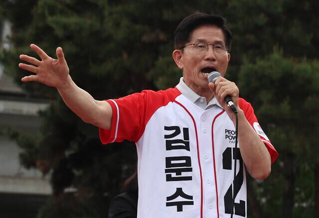 김문수 국민의힘 대통령 후보가 21일 경기 동두천시 지행역 앞 광장에서 지지를 호소하고 있다. 윤운식 선임기자 yws@hani.co.kr