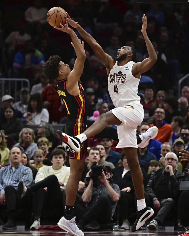 <yonhap photo-2932=""> Cleveland Cavaliers forward Evan Mobley blocks a shot by Atlanta Hawks forward Jalen Johnson in the first half of an NBA basketball game, Wednesday, Nov. 27, 2024, in Cleveland. (AP Photo/David Dermer)/2024-11-28 11:15:33/ <저작권자 ⓒ 1980-2024 ㈜연합뉴스. 무단 전재 재배포 금지, AI 학습 및 활용 금지></yonhap>