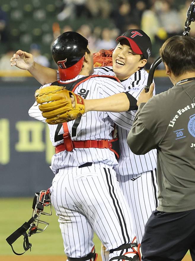 2025 KB0리그 프로야구 LG트윈스와 한화이글스의 경기가 26일 오후 서울 잠실야구장에서 열렸다. 4-0 완봉승을 거둔 임찬규가 포수 박동원과 포옹하며 기뻐하고 있다. 잠실=김민규 기자 mgkim1@edaily.co.kr /2025.03.26/