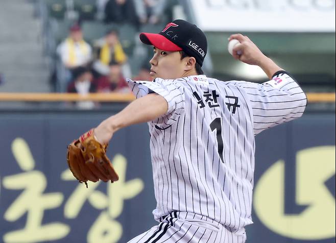 15일 오후 잠실야구장에서 열린 2025 프로야구 키움과 LG 경기. LG 선발 임찬규가 힘차게 공을 던지고 있다. 잠실=정시종 기자 capa@edaily.co.kr /2025.05.15.