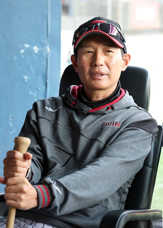 LG 염경엽 감독이 14일 오후 잠실야구장에서 열리는 키움과의 경기를 앞두고 취재진들과 경기전 인터뷰를 하고있다. 염감독은 전날(13일) 수비 도중 충돌로 무릎 부상으로 병원에 실려간 외야수 홍창기가 걱정했던 큰부상이 아니어서 천만다행이라 얘기하고있다. 잠실=정시종 기자 capa@edaily.co.kr /2025.05.14.