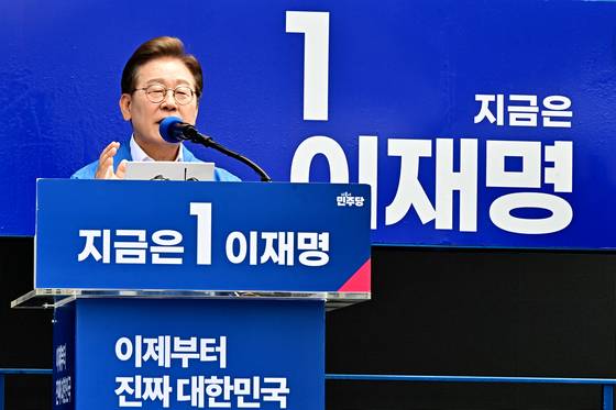 이재명 더불어민주당 대선 후보가 22일 오전 제주시 동문로터리에서 열린 유세에 참석해 연설을 하고 있다. 김성룡 기자