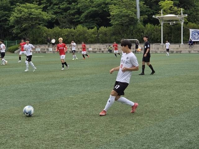 ▲ 23일 강남축구공원 2구장에서 열린 수원공고와 의정부UTD의 경기에서 수원공고 선수가 패스를 하고 있다.