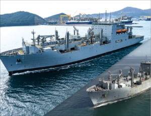 한화오션은 미국 해군 군수지원함 ‘월리 쉬라’호 정비를 마치고 성공적으로 출항시켰다. 사진은 월리 쉬라호의 정비 전(아래)과 후. /한화오션 제공