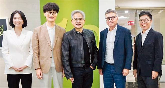 이해진 네이버 이사회 의장(왼쪽 두 번째)과 젠슨 황 엔비디아 최고경영자(CEO·세 번째)가 지난 22일 대만 엔비디아 사무실에서 미팅한 후 기념촬영하고 있다. 왼쪽부터 최수연 네이버 대표, 이 의장, 황 CEO, 제이 퓨리 엔비디아 총괄부사장, 김유원 네이버클라우드 대표. 네이버 제공