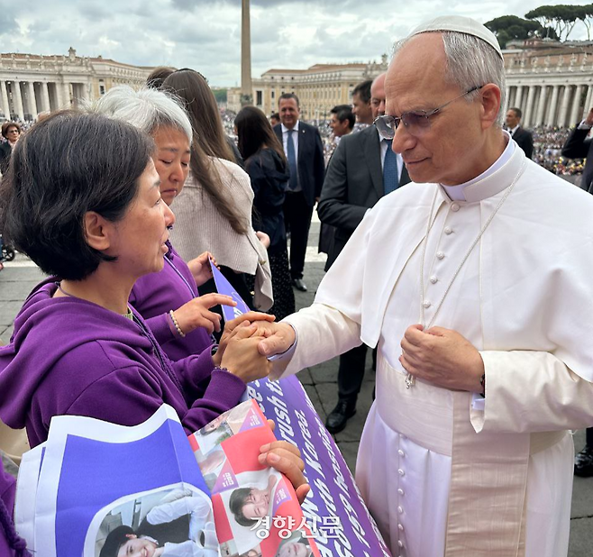 10·29 이태원참사 유족 강선이씨가 지난 21일(현지시간) 바티칸 성 베드로 광장에서 레오 14세 교황을 알현하고 있다. 유가협 제공