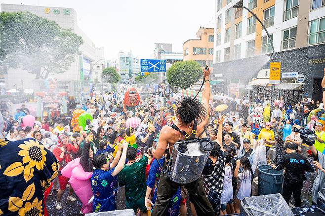 ‘2024년 마임 축제’ 개막 프로그램인 ‘아수라장’ 장면. 춘천시 제공