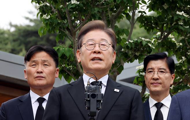 이재명 더불어민주당 대선 후보가 노무현 전 대통령 서거 16주기인 23일 경남 김해의 봉하마을을 찾아 노무현 전 대통령의 배우자인 권양숙 여사와 문재인 전 대통령 부부를 만난 뒤 기자들의 질문에 답하고 있다. 박민규 선임기자