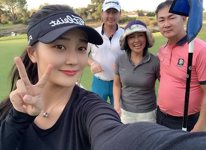 든든한 후원자인 가족들과 포즈를 취하고 있는 정환대표. 두 자녀는 프로골퍼로 활동중이며 아내는 싱글 골퍼인 진정한 골프 패밀리다. 참마루건설 참마루건설