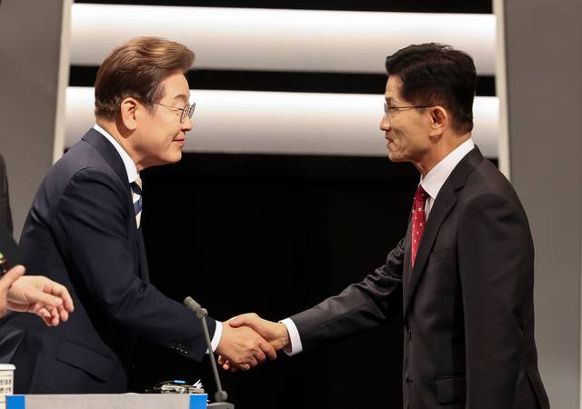 이재명 더불어민주당 후보와 김문수 국민의힘 후보가 23일 서울 영등포구 KBS본관 스튜디오에서 열린 6·3 대선 2차 TV 토론회에 앞서 악수하며 인사하고 있다. 국회사진기자단
