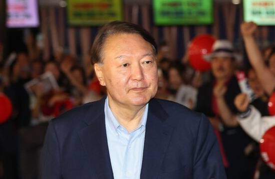 윤석열 전 대통령이 21일 서울 메가박스 동대문에서 이영돈 PD가 제작한 다큐멘터리 영화 '부정선거, 신의 작품인가'를 관람했다. 연합뉴스