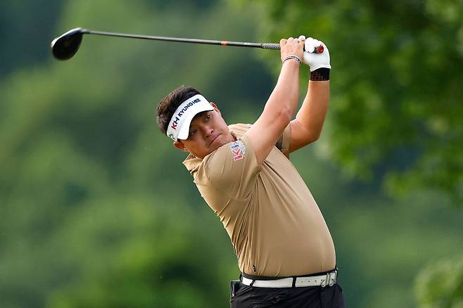 티샷한 공을 바라보는 이승택. AFP연합뉴스