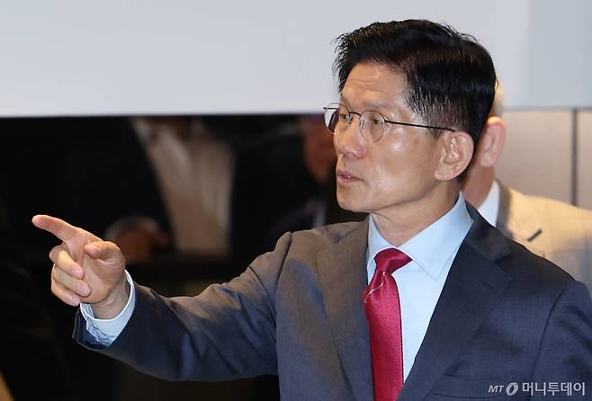 김문수 국민의힘 대통령 후보가 23일 오전 서울 중구 더플라자호텔에서 열린 제3회 국가와 민족을 위한 조찬기도회에 참석하며 자신의 이름을 연호하는 지지자들에게 자제를 요청하고 있다./사진=뉴스1