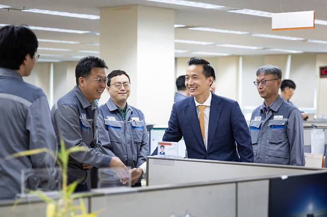 한화그룹 편입 2년차를 맞은 한화오션(구 대우조선해양)이 김동관 부회장의 리더십 아래 수익성 중심의 선별 수주와 그룹 내 협업을 바탕으로 실적 회복과 방산 분야 경쟁력 강화를 이뤘다는 평가다. 사진은 김 부회장(오른쪽 두번째)이 지난해 6월7일 한화오션 거제사업장에 방문해 직원들과 인사를 나누던 모습. /사진=한화
