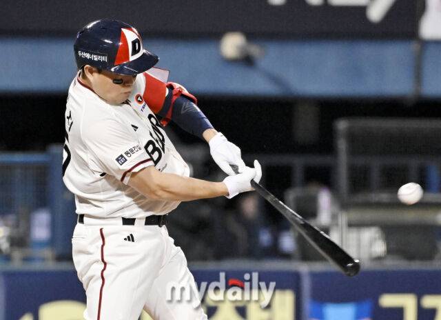 23일 오후 서울 잠실야구장에서 진행된 '2025 프로야구 KBO리그' 두산베어스와 NC다이노스의 경기. 두산 양의지가 5회말 1사 1,3루서 1타점 희생타를 치고 있다./잠실 = 송일섭 기자