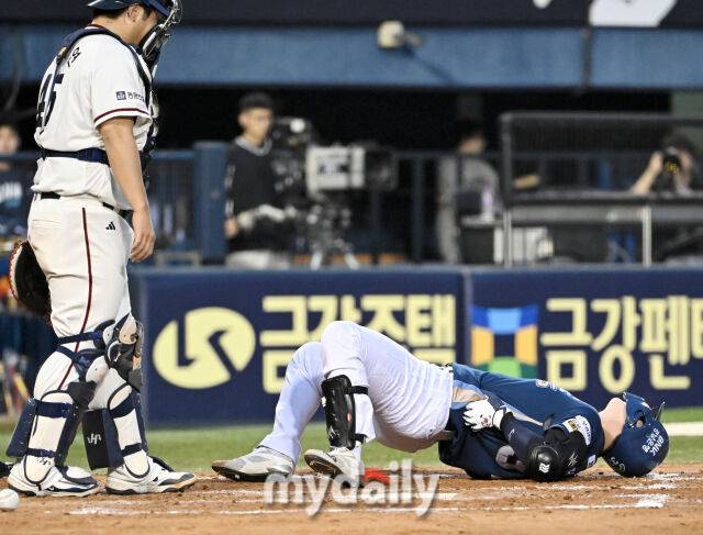 23일 오후 서울 잠실야구장에서 진행된 '2025 프로야구 KBO리그' 두산베어스와 NC다이노스의 경기. NC 박건우가 4회초 1사 1루서 콜어빈의 공에 맞고 있다./잠실 = 송일섭 기자