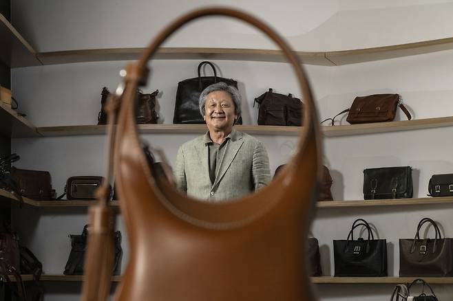 박은관 시몬느 회장은 20일 오후 경기도 의왕 시몬느 사옥에서 진행한 헤럴드경제와의 인터뷰에서 “우리나라가 대중문화는 글로벌 인플루언서와 크리에이터를 배출하고 있지만, 한국 문학은 다른 예술에 비해서 투자와 홍보가 부족하다”며 “인문학이 기반이 됐을 때 대중문화는 높은 가치를 만들어 낼 수 있다”고 강조했다. 의왕=박해묵 기자