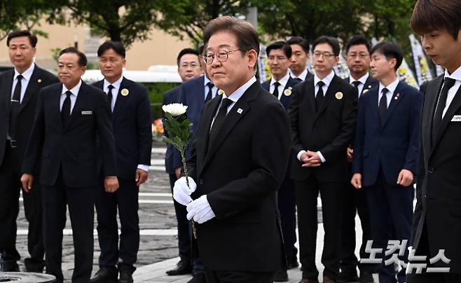 이재명 더불어민주당 대통령 후보가 고 노무현 전 대통령 서거 16주기인 23일 경남 김해시 진영읍 봉하마을을 찾아 노 전 대통령 묘역에 참배하고 있다. 봉하=류영주 기자