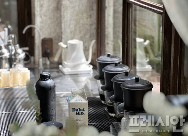 ▲ 베트남 프리미엄 카페 브랜드 탄의 핀 커피 추출 모습. ⓒ프레시안(문상윤)