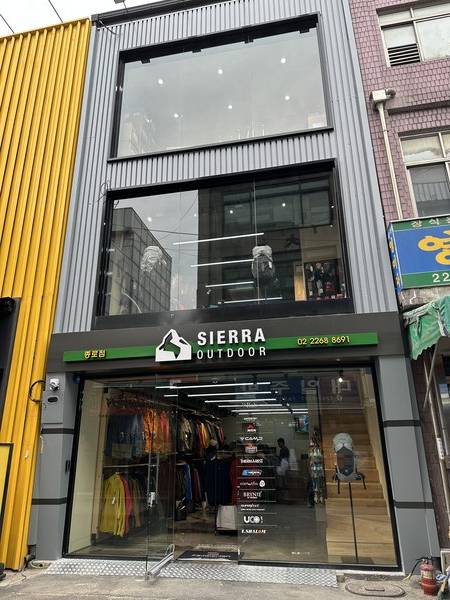 서울 종로5가에 문을 연 시에라 아웃도어 종로점.