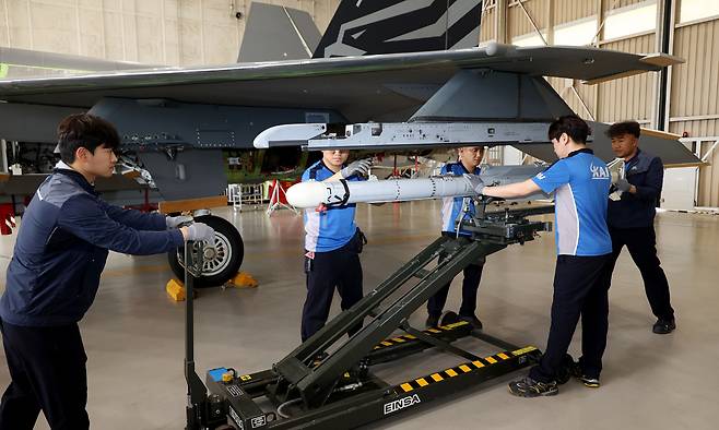 경남 사천 한국항공우주산업(KAI) 본사 격납고에서 KAI 직원들이 한국형 전투기 KF-21 시제기에 AIM-2000 단거리 공대공미사일을 장착하고 있다. 세계일보 자료사진