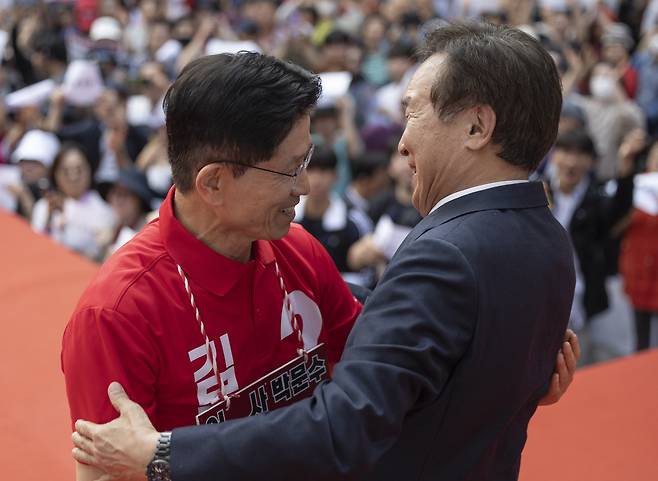 국민의힘 김문수 대선 후보(왼쪽)와 손학규 전 바른미래당 대표가 지난 22일 경기 광명시 철산로데오거리에서 유세를 하기 전 포옹을 하고 있다. 뉴시스