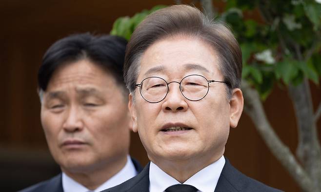 이재명 더불어민주당 대선후보가 고 노무현 전 대통령 16주기인 23일 경남 김해시 진영읍 봉하마을을 찾아 노 전 대통령 사저 앞에서 백브리핑을 하고 있다. 공동취재