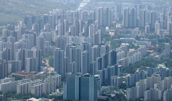 서울 송파구 롯데월드타워 전망대 ‘서울스카이’에서 바라본 아파트 단지 모습. 2025. 5. 18. 뉴스1