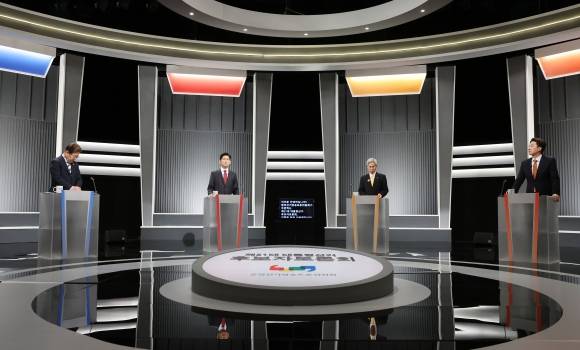 이재명(왼쪽부터)·김문수·권영국·이준석 대선 후보가 23일 서울 영등포구 여의도 KBS 스튜디오에서 열린 제21대 대선 2차 후보자 토론회를 준비하고 있다. 2025.5.23 국회사진기자단