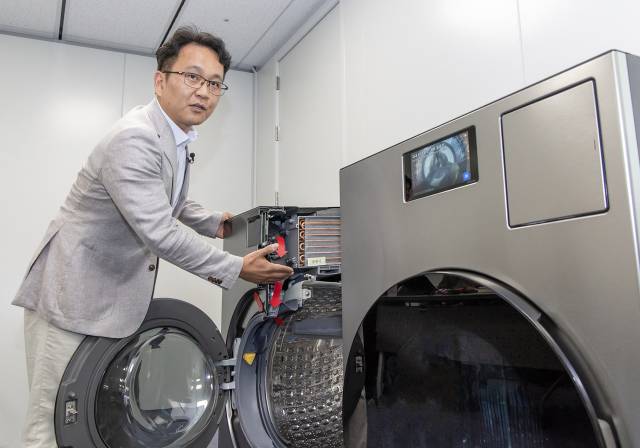 성종훈 삼성전자 DA사업부 상무가 국내 최대 18kg 건조 용량과 단 79분 만에 세탁부터 건조까지 완료하는 '비스포크 AI 콤보'를 소개하고 있다. 사진제공=삼성전자