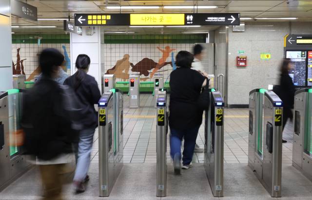 지난달 29일 시민들이 한 서울 지하철역 개찰구를 지나고 있다. 연합뉴스