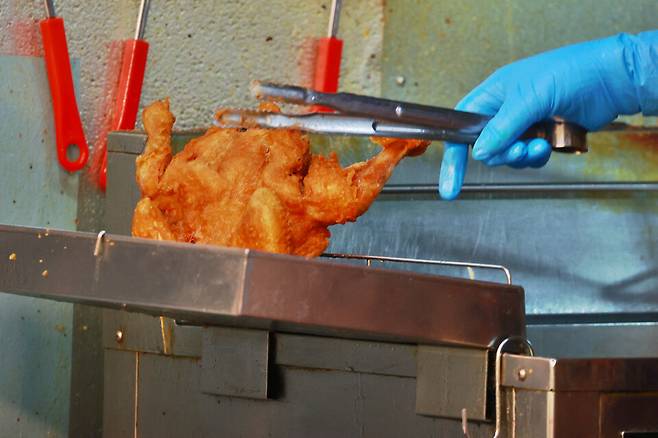 지난 20일 서울 시내의 한 전통시장 치킨가게 모습 ⓒ연합뉴스