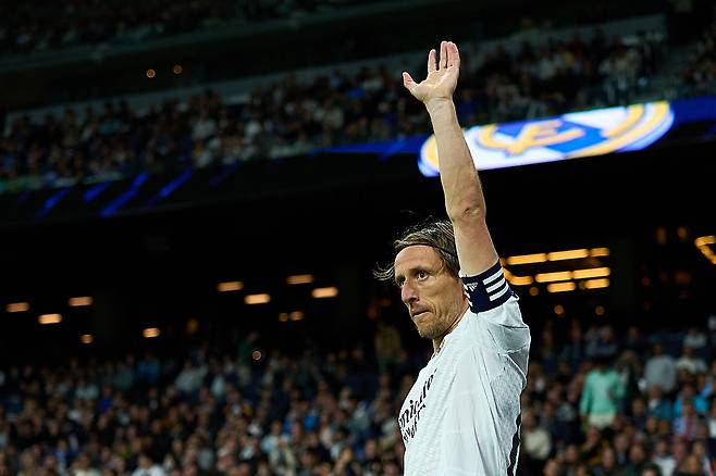 레알 마드리드 모드리치가 지난 15일 마요르카전에서 손을 들어 동료에게 지시를 하고 있다. Getty Images코리아